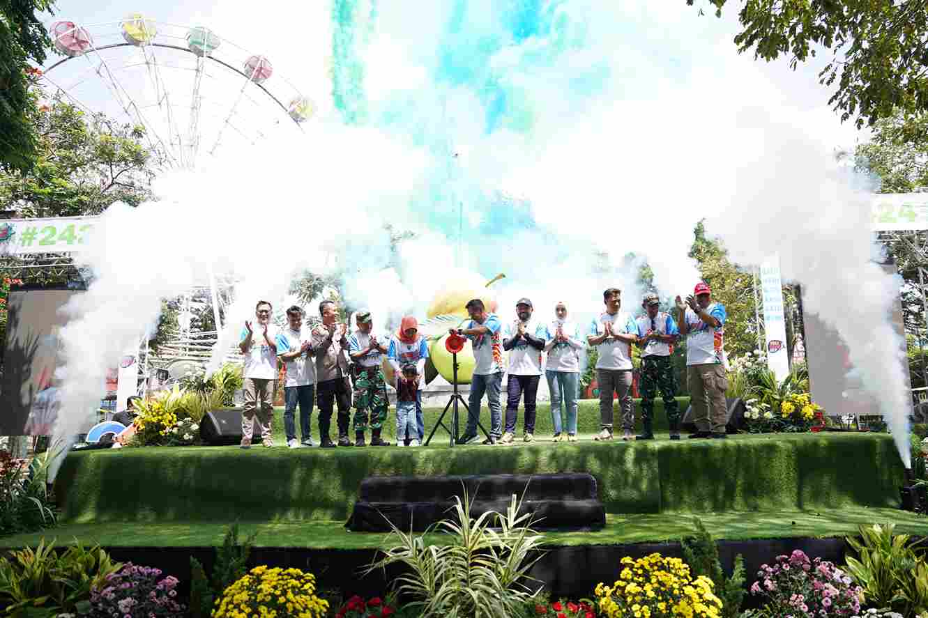 Peluncuran logo HUT ke-24 Kota Batu di bundaran Alun-alun kota. (Ist_11zon Wali Kota Batu Launching Logo Hari Jadi ke-24 di Alun-alun Kota Batu