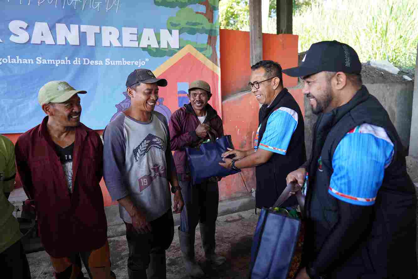 Penyerahan bantuan kepada petugas TPS3R Dusun Santrean, Desa Sumberejo. (ist_11zon Wali Kota dan Wawali Apresiasi Pengelolaan Sampah yang Bersih dan Tertib di TPS3R Santrean Sumberejo