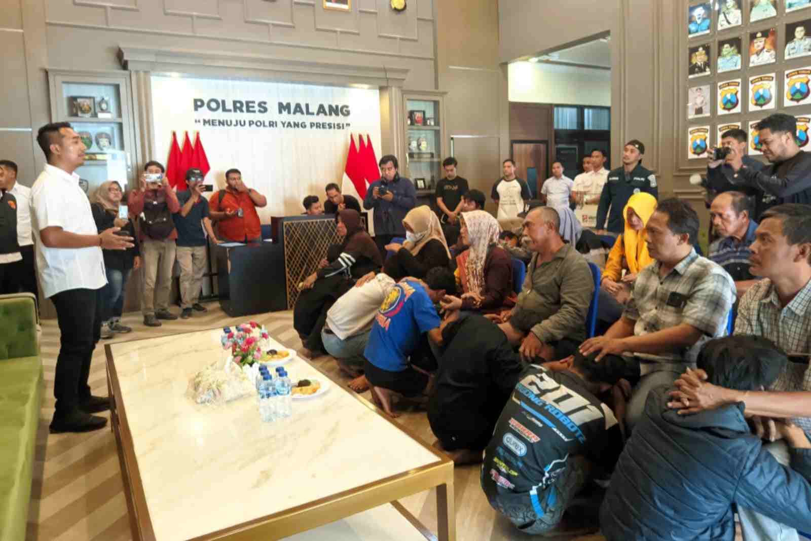 13 Terduga Pelaku Pengrusakan Ditemukan Dengan Orang Tua, Diiringi Tangisan dan Pelukan