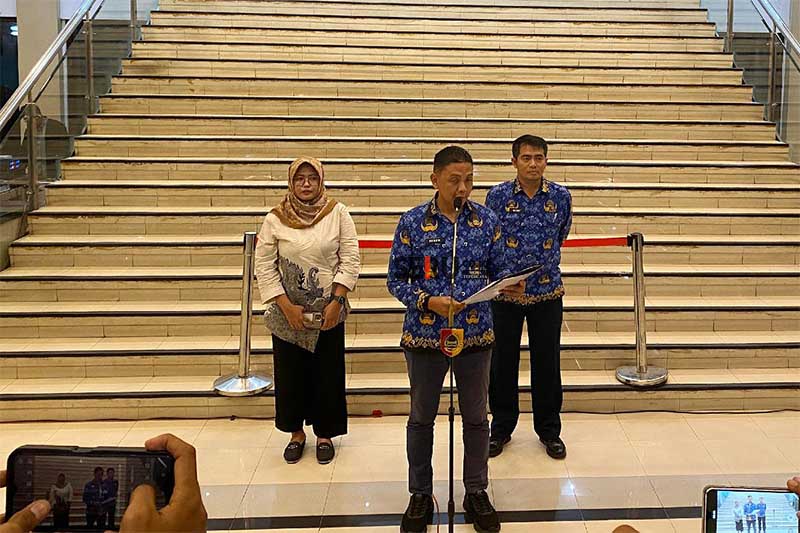 Plt. Kadis Kominfo mewakili Bupati Jember saat konferensi pers. (sgt) Penerbangan Perdana Fly Jaya Rute Jember-Jakarta Ditunda, Beroperasi 23 September 2025