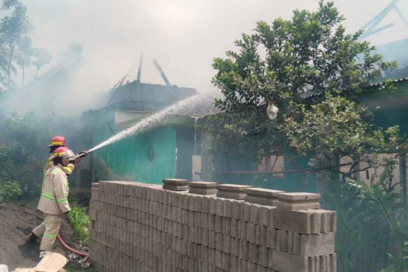 Proses pemadaman api di salah satu TKP kebakaran di Kabupaten Malang. (ist) Dalam Satu Hari Tiga Rumah di Kabupaten Malang Alami Kebakaran