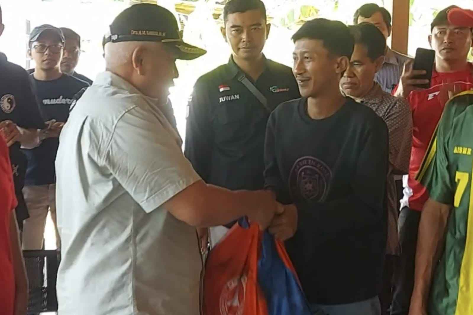 Proses penyerahan bantuan untuk warga terdampak banjir di Sumbermanjing Wetan. (ist_11zon Bupati Malang Tinjau Lokasi Banjir di Sitiarjo, Salurkan Bantuan untuk Korban