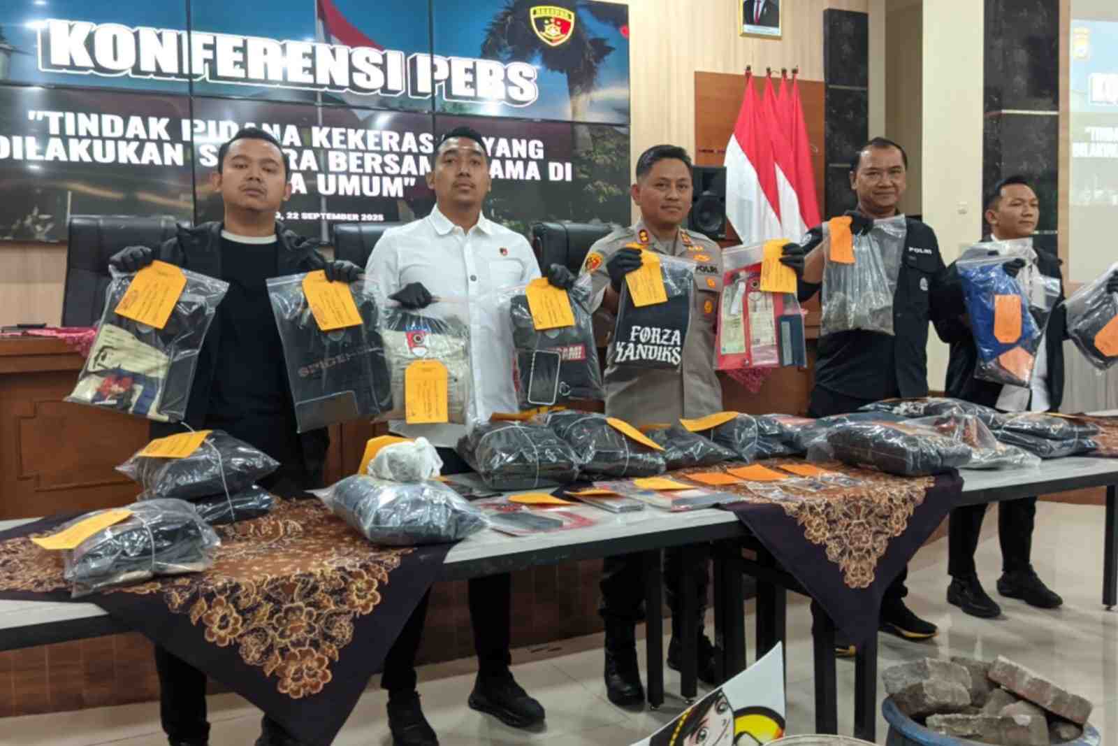 Rilis perusakan tiga pos polisi dan Polsek Pakisaji. (Wul_11zon Pelaku Perusakan Tiga Pos Polisi dan Polsek Pakisaji Jadi 21 Orang