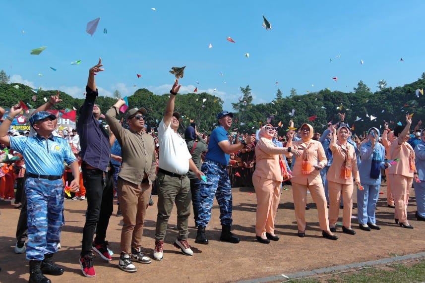 Serunya menerbangkan pesawat kertas bersama-sama untuk menandai pembukaan Dirgantara Fair 2025. (ist Dirgantara Fair 2025 di Lanud Abd Saleh Dihadiri 3500 Lebih Pengunjung