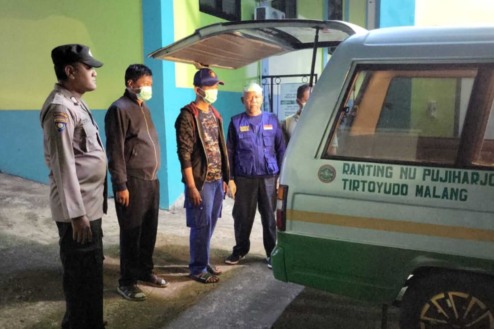 Korban laka laut dimasukkan ke mobil ambulan untuk dikembalikan ke keluarga. (Ist Nelayan Asal Lumajang Tewas Diterjang Ombak Saat Melaut di Perairan Pujiharjo