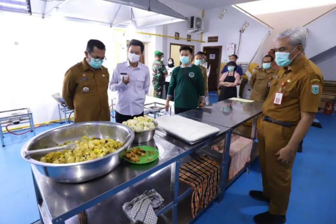 Wali Kota Batu dan Kadindik Batu tinjau SPPG MBG di 2 titik Kota Batu. (ist) (1) Pasca Peristiwa Siswa Muntah-Muntah, Wali Kota Sidak Dua Lokasi SPPG