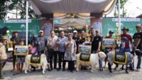 Wali Kota Batu dan Kadistan KP berfoto bersama pemenang Kontes Domba dari salah satu kategori. (ist) Kontes Kambing dan Domba di Batu, Dorong Terciptanya Ekosistem Ekonomi Peternakan yang Berkelanjutan