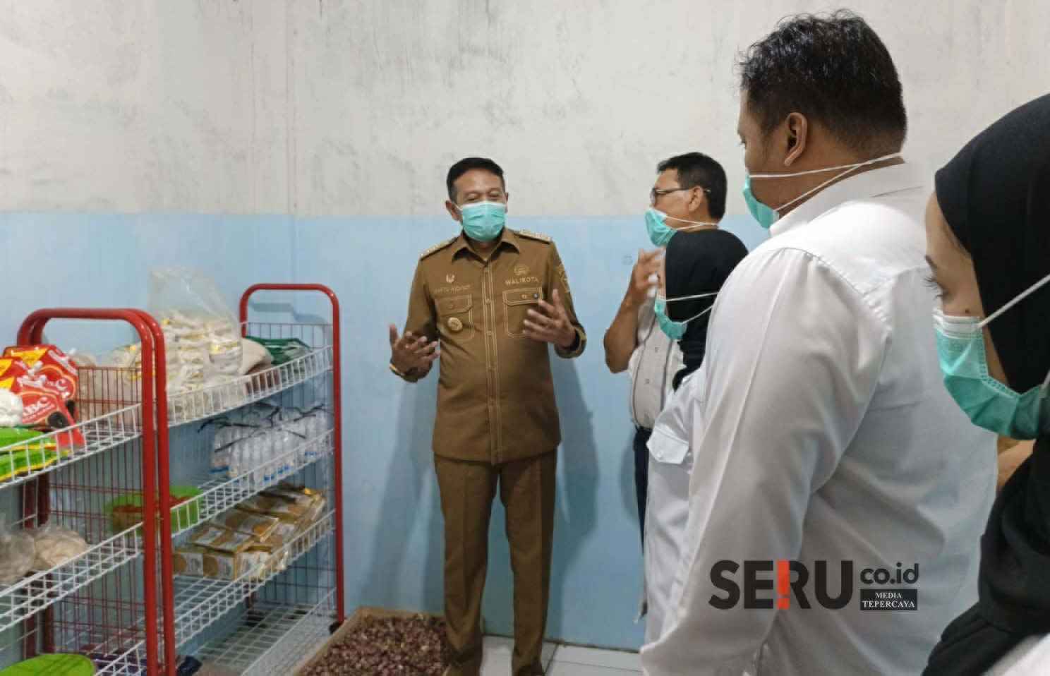 Wali Kota Malang meninjau gudang bahan baku SPPG Buring. (bas_11zon Wali Kota Malang Tinjau Langsung SPPG Buring, Perketat Pengawasan MBG