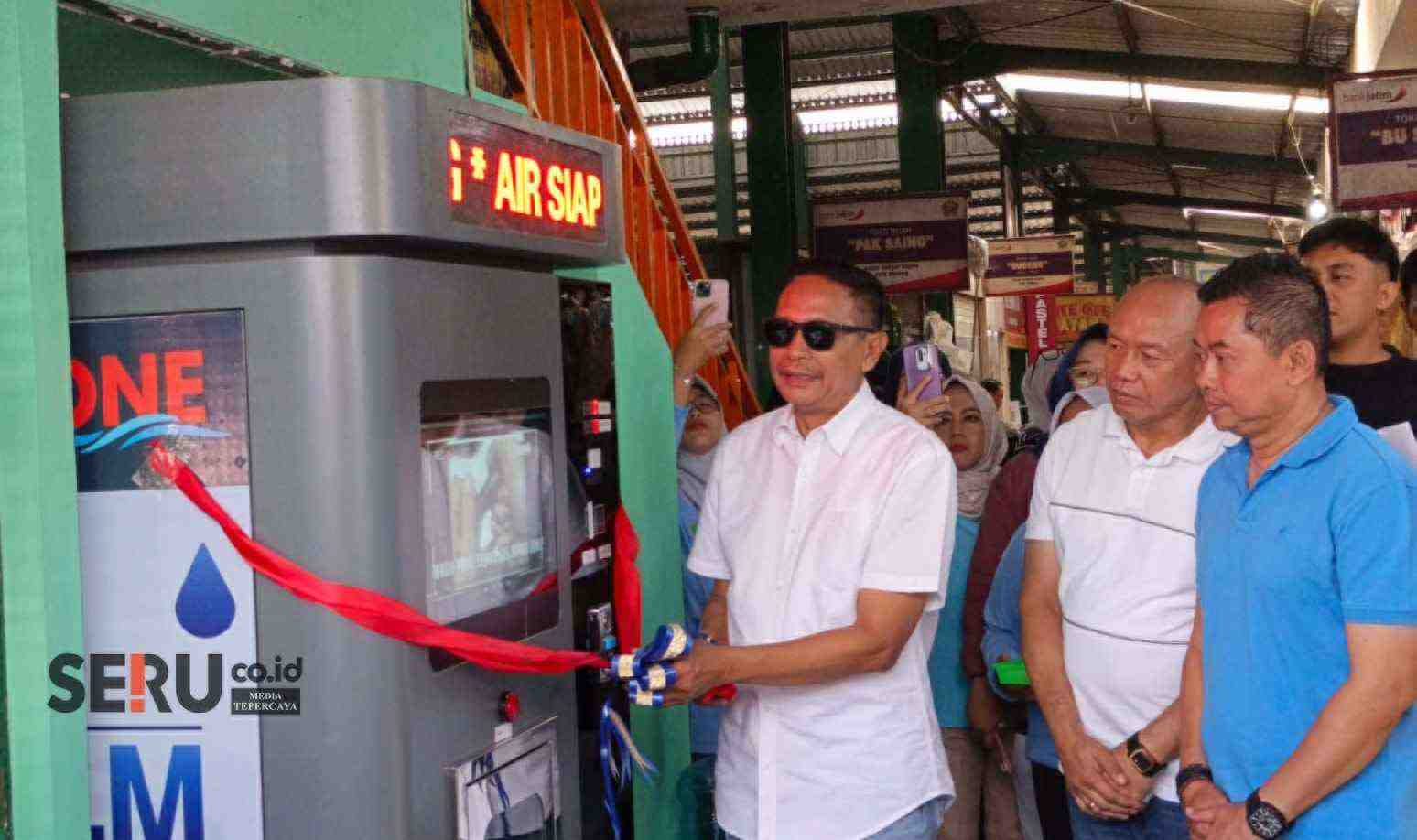 Wali Kota Malang meresmikan SPAM berbasis digital di Pasar Klojen. (bas_11zon Pemkot Malang Resmikan Stasiun Pengisian Air Minum Berbasis Digital Pertama di Indonesia