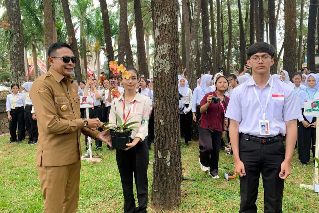 Wali Kota Malang Apresiasi STIE Malangkucecwara Tanam Anggrek Kembalikan Identitas Kota Bunga