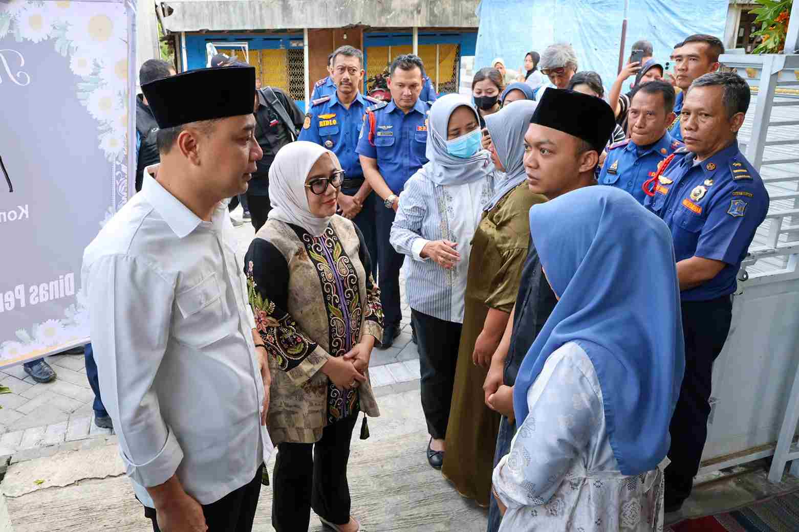 Takziah ke Rumah Almarhum Komandan PMK, Wali Kota Surabaya Janji Lanjutkan Perjuangan Sang Pahlawan