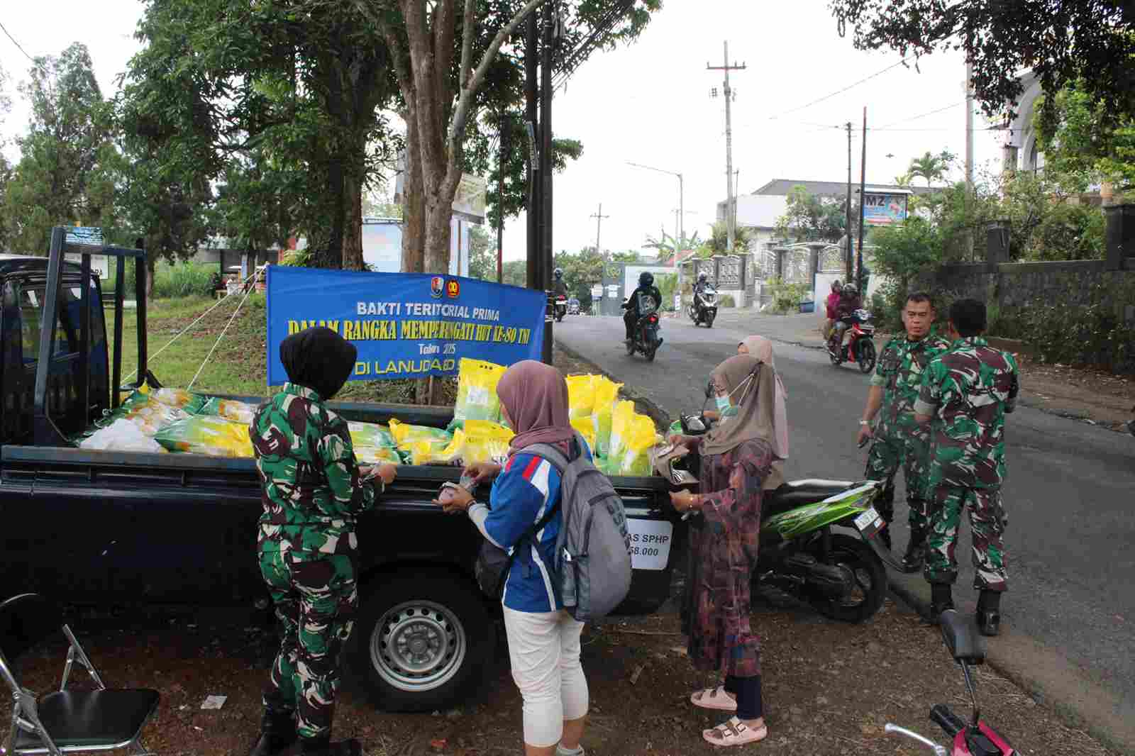Sambut HUT ke-80 TNI, Lanud Abd Saleh Gelar Gerakan Pangan Murah 