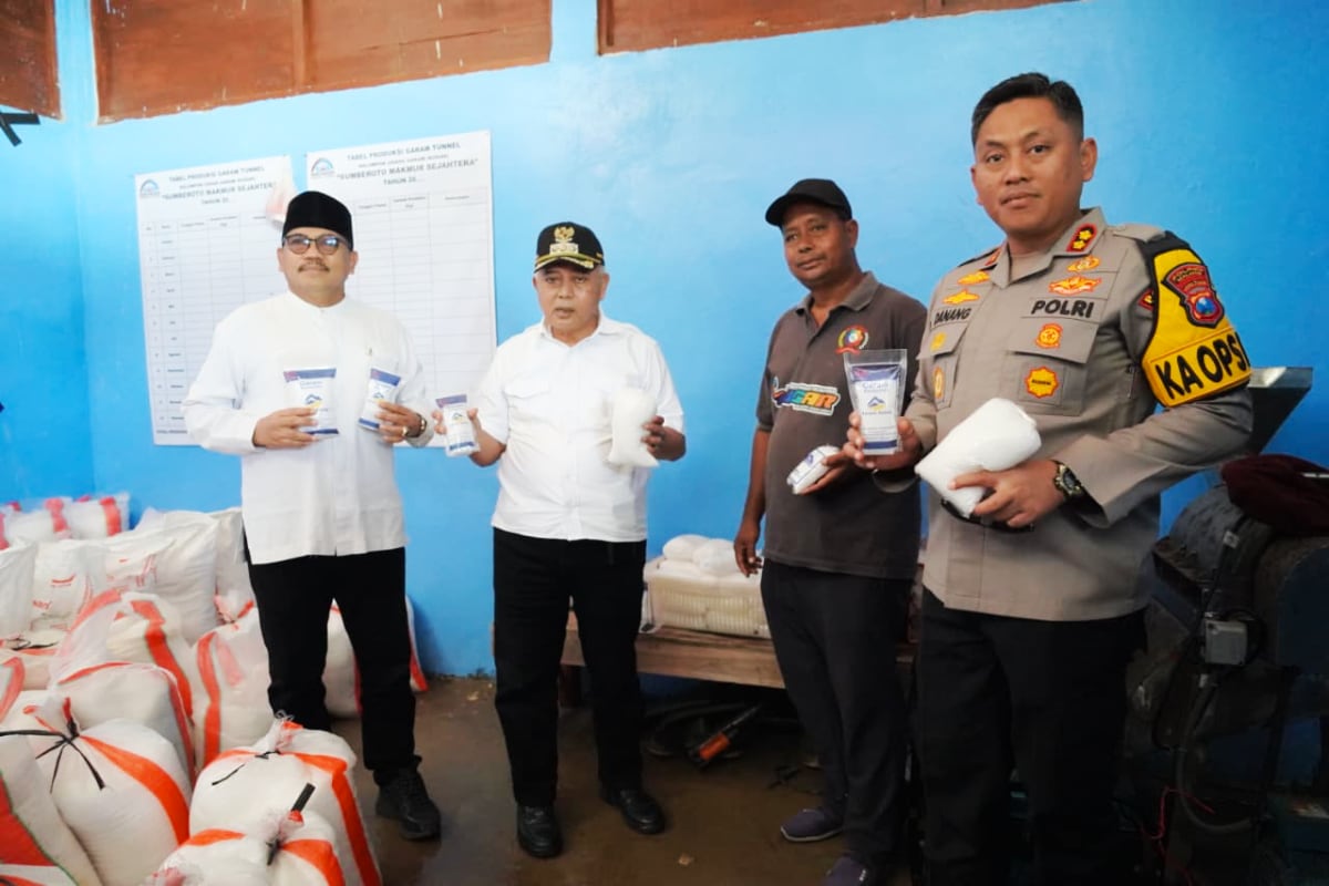 Kunjungan Bupati Malang, HM Sanusi dan rombongan saat menghadiri Produksi Garam Tunnel di Pantai Modangan