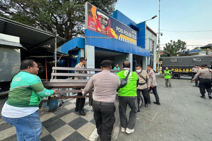Ojol Kota Batu Ikut Jogo Bareng di Pos Polisi Demi Menjaga Kondusifitas