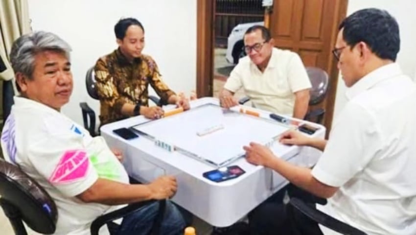 Menhut Raja Juli Antoni Bantah Kenal Azis Wellang di Foto Viral Main Domino
