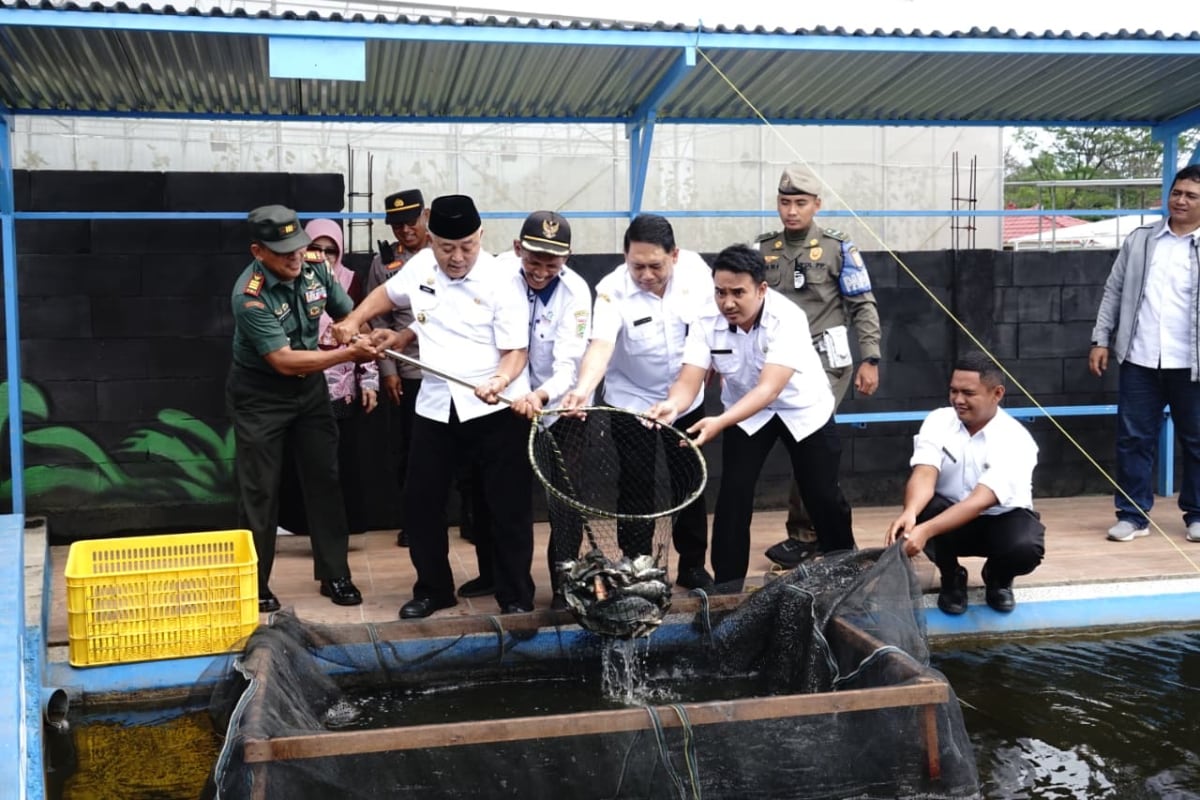 Sanusi Apresiasi Petani Ikan yang Telah Berinovasi untuk Kembangkan Hasil Panen