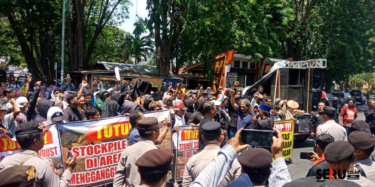 Ratusan Massa Aksi Gelar Unjuk Rasa, Minta Pemkab Tutup Aktifitas Stock Pail Sawdust dan Tertibkan Tambang Galian C