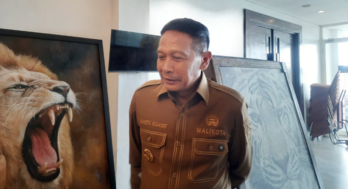 Wali Kota Malang menyaksikan berbagai karya seni lukis yang dipamerkan. (ist)