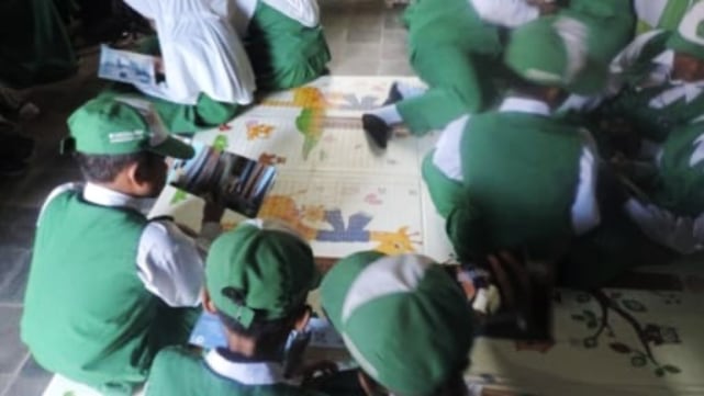 Antusiasme siswa membaca buku Legenda Telaga Jenon dan Desa Gunungronggo. (ist) 