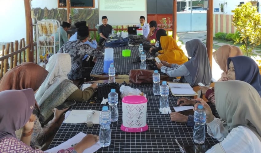 Kegiatan ini diikuti sekitar 20 guru pengajar MA Zainul Bahar, dan dibuka langsung oleh Ustadz Moh Nur, S.Pd. Selalu Kepala Madrasah Aliyah Zainul Bahar. (Seru.co.id/sid) MA Zainul Bahar Lakukan Upgrade Guru Melalui Sosialisasi Kurikulum Berbasis Cinta