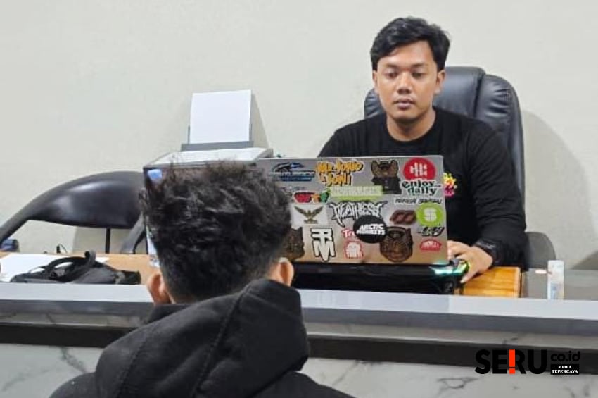 Tersangka MI saat diperiksa petugas polisi Diduga Cemburu dan Pengaruh Alkohol, Pemuda di Situbondo Aniaya Pacar dan Adiknya