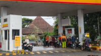Kondisi antrean di salah satu SPBU Shell di Kota Malang BBM Premium Langka, SPBU Swasta di Kota Malang Masih Tetap Diminati Konsumen