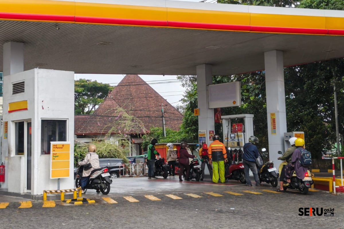 Kondisi antrean di salah satu SPBU Shell di Kota Malang BBM Premium Langka, SPBU Swasta di Kota Malang Masih Tetap Diminati Konsumen