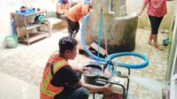Proses pembersihan sumur yang dilakukan oleh personel gabungan BPBD dan PMI Kabupaten Malang Ratusan Sumur Air Bersih Warga di Dua Desa Kecamatan Sumawe Terdampak Banjir