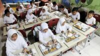 Pelaksanaan MBG di sekolah Keracunan Massal Bayangi Program MBG, Anggaran 2026 Sedot Rp223 Triliun Pos Pendidikan