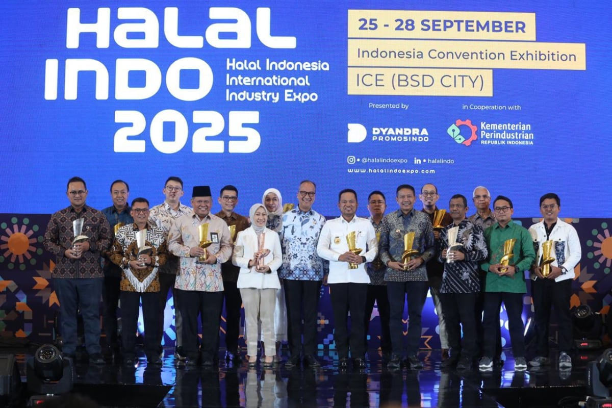 Wali Kota Malang bersama para penerima penghargaan Halal Industry Award 2025. (pro)