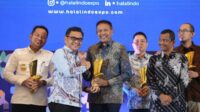 Wali Kota Malang menerima penghargaan Indonesia Halal Industry Award Kota Malang Raih Penghargaan Terbaik I dalam Indonesia Halal Industry Award 2025