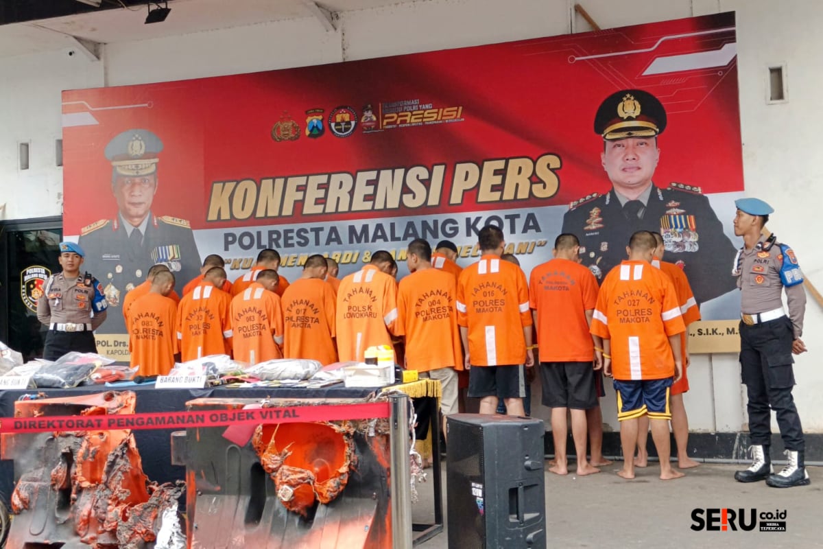 17 Pelaku Kerusuhan Mako Polresta Malang Kota Ditetapkan Tersangka, Mayoritas Warga Luar Daerah 1 Para tersangka kasus kerusuhan di Mako Polresta Malang Kota. (Seru.co.id/bas)