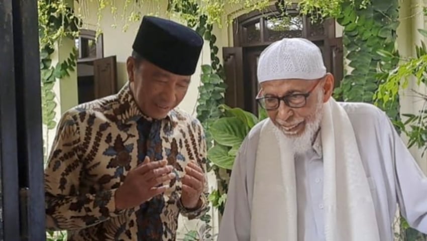 Abu Bakar Ba’asyir Temui Jokowi di Solo dan Beri Nasihat Soal Hukum Islam Abu Bakar Ba’asyir Temui Jokowi di Solo dan Beri Nasihat Soal Hukum Islam