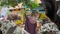 Farida saat menunjukkan lokasi rumahnya yang dirusak Sengketa Tanah Berujung Perusakan, Warga Pamekasan Bantah Dalih Perbaikan Rumah
