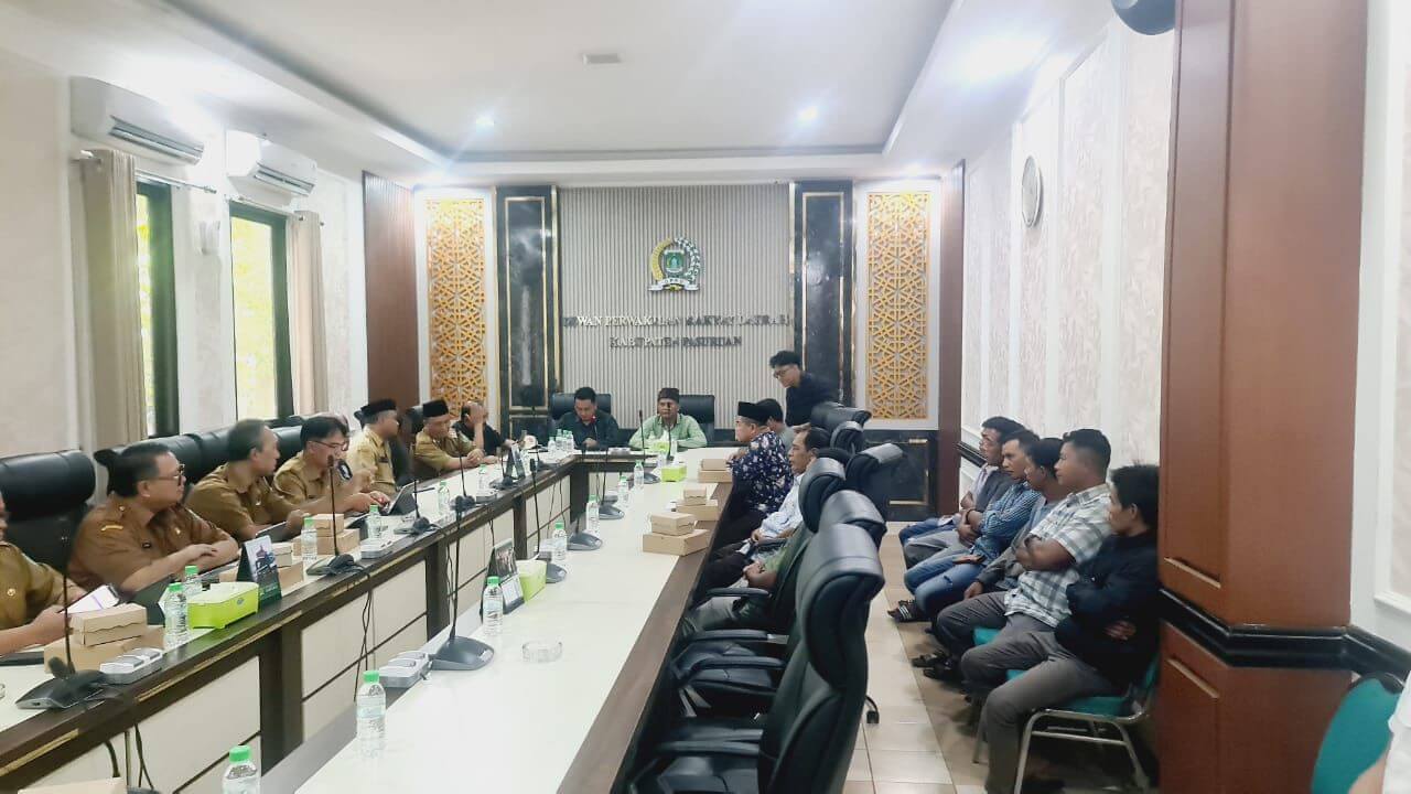 Warga Tempuran Tuntut Transparansi Dana Desa, Gelar Audiensi Bersama DPRD Pasuruan