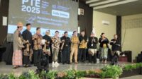 momen pemukulan kentongan sebagai penanda dibukanya Pantura Tourism Expo 2025. (dik (1) Bupati Tegal Sambut Kedatangan Peserta Pantura Tourism Ekspo 2025 Lewat Gala Dinner