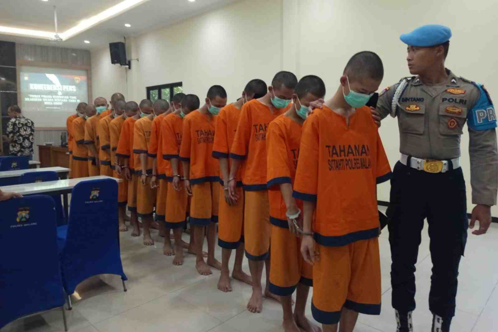 Pelaku Perusakan Tiga Pos Polisi dan Polsek Pakisaji Jadi 21 Orang 1 Pelaku Perusakan Tiga Pos Polisi dan Polsek Pakisaji Jadi 21 Orang