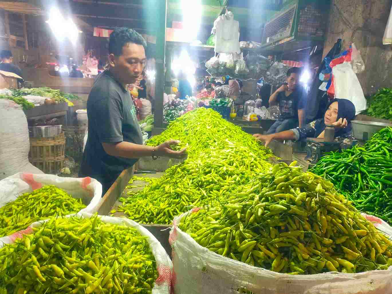 pasar tradisional di Surabaya_11zon (1) Pemkot Surabaya Genjot Revitalisasi Pasar Tradisional, Ekonomi Surabaya Tembus 5,24 Persen