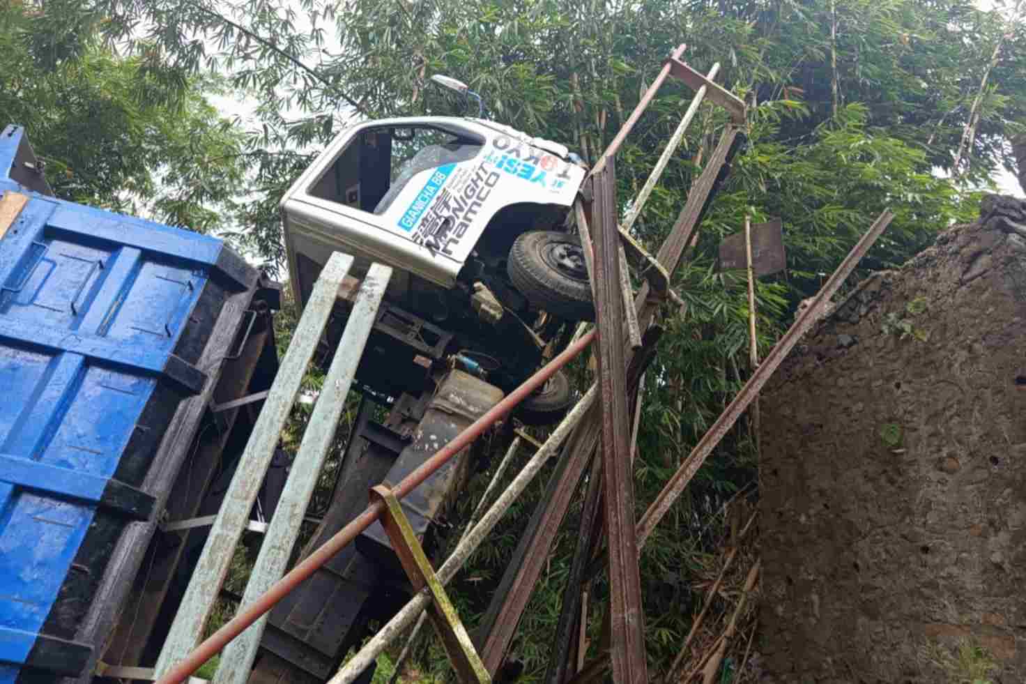 Lewati Jembatan Tidak Layak, Truk Muatan Tebu Terperosok ke Sungai