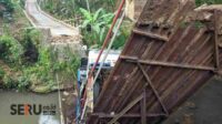 Lewati Jembatan Tidak Layak, Truk Muatan Tebu Terperosok ke Sungai