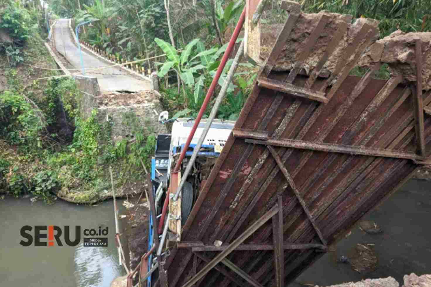 Lewati Jembatan Tidak Layak, Truk Muatan Tebu Terperosok ke Sungai