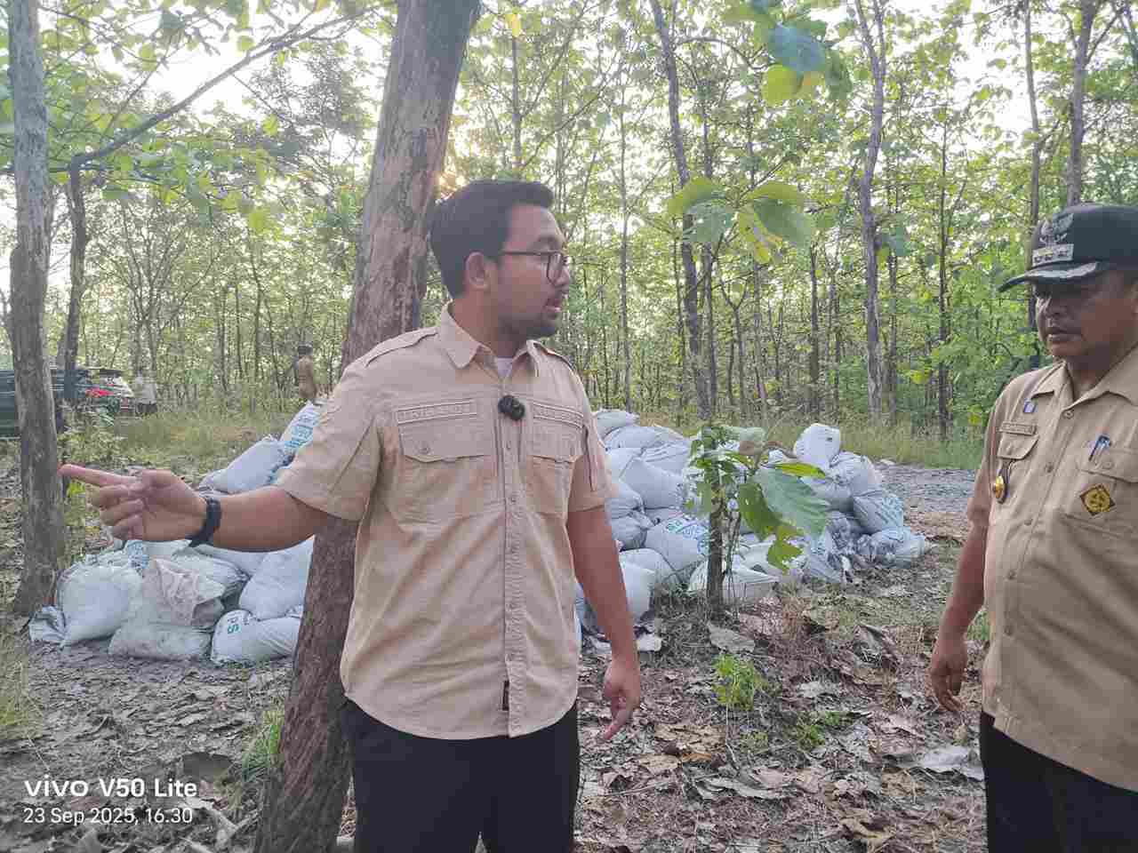 Sidak, Wakil Bupati Nganjuk Temukan Karung Limbah Diduga B3 Dekat Permukiman