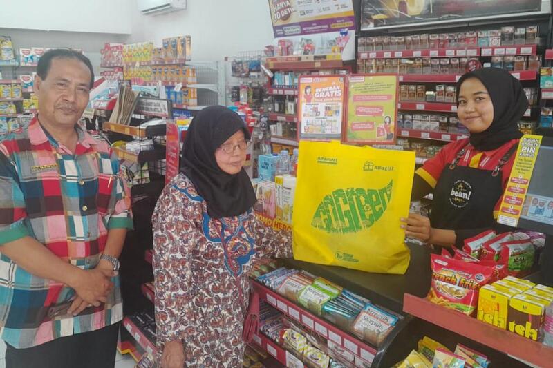 Alfamart Bagikan Ribuan Tas Go Green Gratis di Mojokerto, Dukung Perwali 35/2023