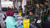 Anggota TNI antre untuk melakukan Donor Darah. (ist)_11zon Amankan Ketersediaan Darah: Poltekad dan Pemkot Batu Kolaborasi Gelar Donor Darah Masif