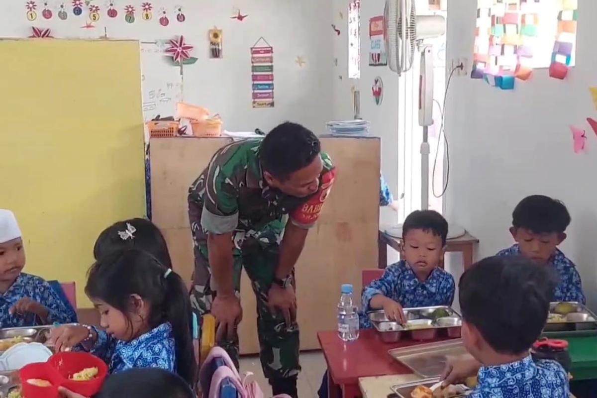 Babinsa Arjosari Dampingi Makan Bergizi Gratis di TK Tunas Bangsa
