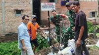 Babinsa Bareng bersama warga pasang papan himbauan larangan mendirikan bangunan di bantaran sungai. (ist) Babinsa Bareng Bersama Warga Pasang Papan Himbauan Larangan Mendirikan Bangunan di Bantaran Sungai