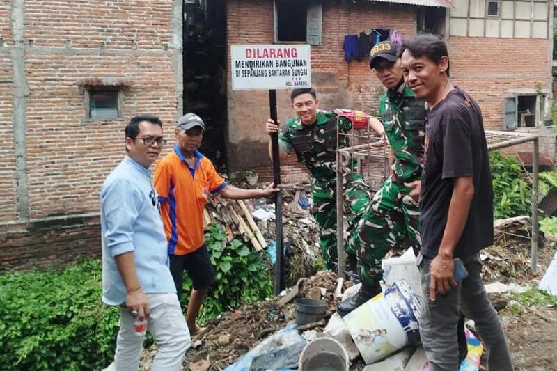 Babinsa Bareng bersama warga pasang papan himbauan larangan mendirikan bangunan di bantaran sungai. (ist) Babinsa Bareng Bersama Warga Pasang Papan Himbauan Larangan Mendirikan Bangunan di Bantaran Sungai