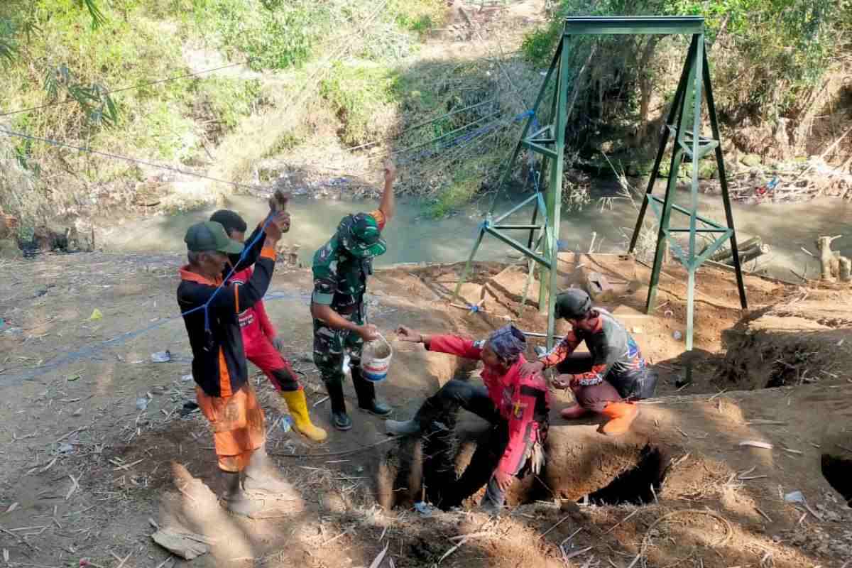 Babinsa Kedungkandang dampingi pembangunan jembatan perintis penghubung Polehan-Kedungkandang. (ist_11zon Babinsa Kedungkandang Dampingi Pembangunan Jembatan Perintis Penghubung Polehan - Kedungkandang