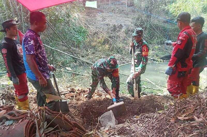 Babinsa Kodim 0833 bersama warga karya bakti penggalian tiang pancang jembatan gantung Polehan-Kedungkandang. (ist) Babinsa Kodim 0833 Bersama Warga Karya Bakti Penggalian Tiang Pancang Jembatan Gantung Polehan-Kedungkandang
