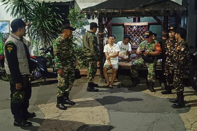 Babinsa Koramil Klojen dan Banser patroli gabungan sisir titik rawan dan perumahan. (ist) Babinsa Koramil Klojen dan Banser Patroli Gabungan Sisir Titik Rawan dan Perumahan